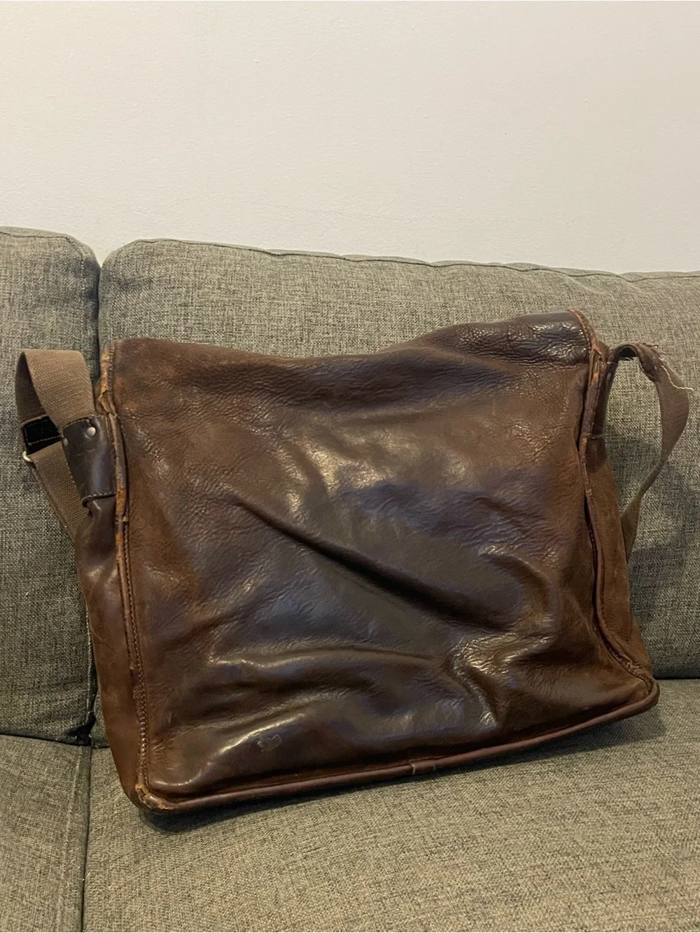Men's Brown Leather Laptop Messenger Bag with Adjustable Shoulder Strap